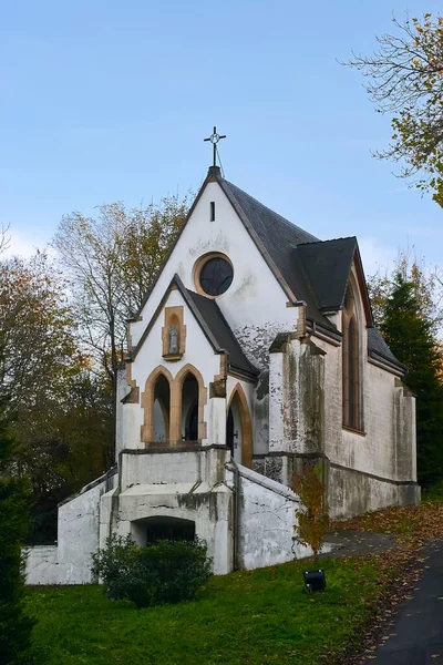 Gereja Putih Sebuah Bukit Belgia Ardennes — Stok Foto