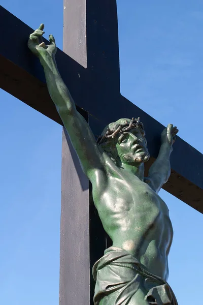 青い空に対する十字架上のイエス キリスト像の詳細 — ストック写真