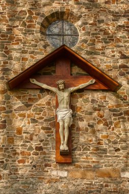 Flanders Belçika 'daki eski bir kilisenin duvarında tahta haç var.
