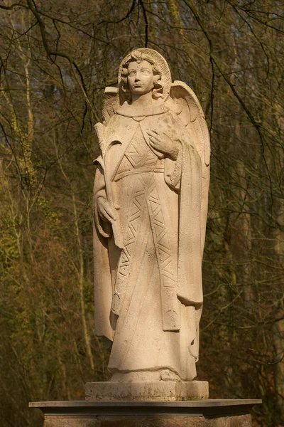 ニゲムの森の天使の石像フランダースベルギー — ストック写真