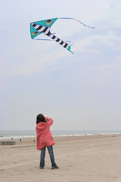 Menina Jogando Praia Tempo Inverno — Fotografia de Stock