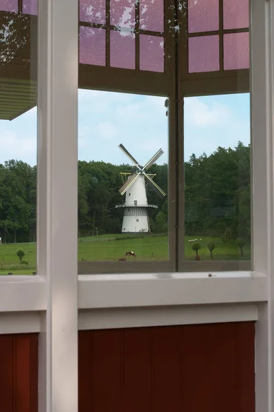 Vista Sobre Antiguo Molino Holandés Enmarcado Por Una Ventana — Foto de Stock