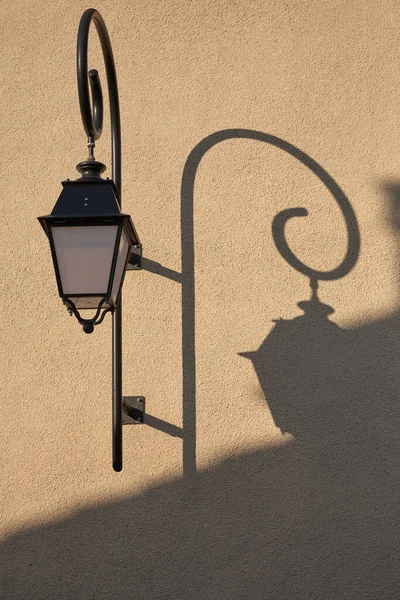 Duvarında Gölgesi Olan Klasik Sokak Lambalarının Dışında — Stok fotoğraf