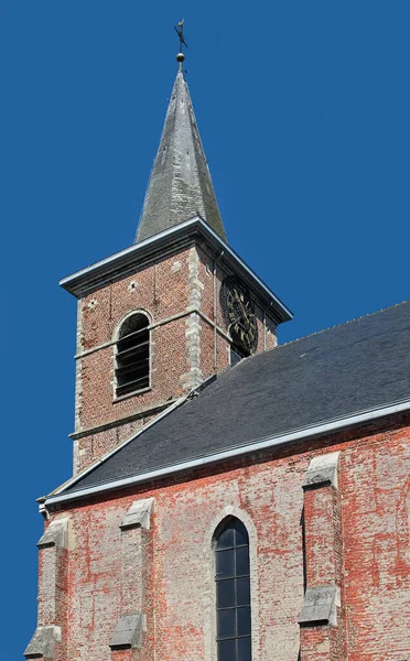 Torre Della Chiesa Campagna Meusegem Fiandre Belgio Contro Cielo Blu — Foto Stock