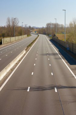 Covid-19 Corona krizinde arabasız boş otoyol