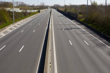 Covid-19 Corona krizinde arabasız boş otoyol