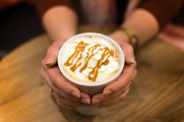 Kadın resim golding fincan kahve karamel ile