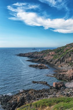 Tekne su ve ev ile deniz bakış resim