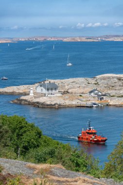 Tekne su ve ev ile deniz bakış resim