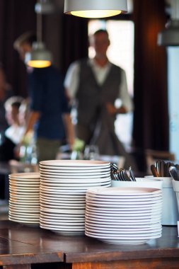 Kafe iç kaplamalar ve kahve kupaları ile resmi.