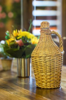 Kafe iç kaplamalar ve kahve kupaları ile resmi.