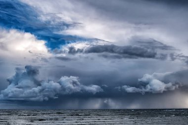 Fırtına denizde dramatik bulutlar ile resmi.