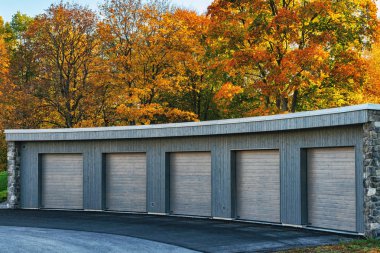 Garaj veya üst üste ağaçlar ve gökyüzü arka plan, garajlar.