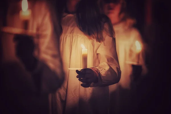 Дети держат свечи в традиционных платьях. Празднование Дня Люсии в Швеции . — стоковое фото