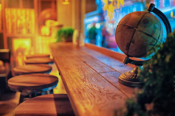 木製のテーブルと椅子のあるカフェのインテリアの写真 — ストック写真