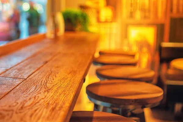Картина інтер'єру кафе з дерев'яним столом і стільцями — стокове фото