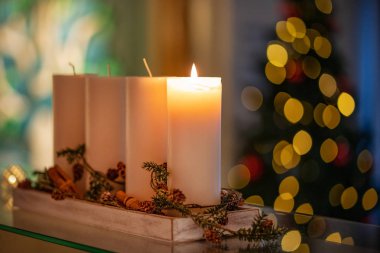Noel dekorasyon mum yanan advent sezon dört yanan mumlar için.