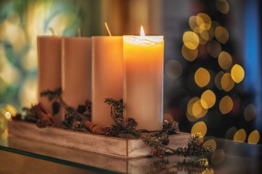 Noel dekorasyon mum yanan advent sezon dört yanan mumlar için.