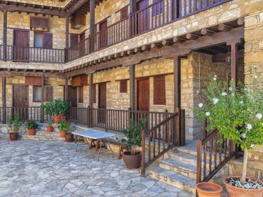 Manastır ahşap binalar ile resim