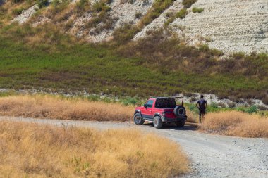Allroad jeep çölde resmini