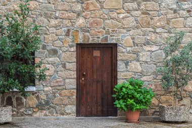 Manastır ahşap binalar ile resim