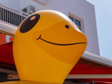 Sarı dev gülümseyen şişme ördek