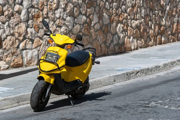 거리에 노란색 오토바이의 — 스톡 사진