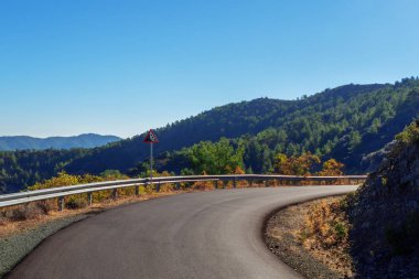 Asfalt yol tehlikeli dönüş ile dağlarda resmini
