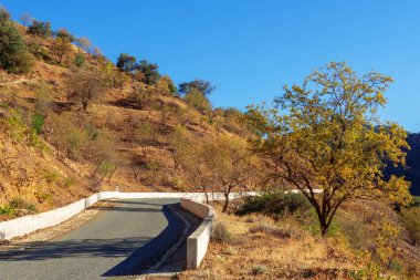 Asfalt yol tehlikeli dönüş ile dağlarda resmini