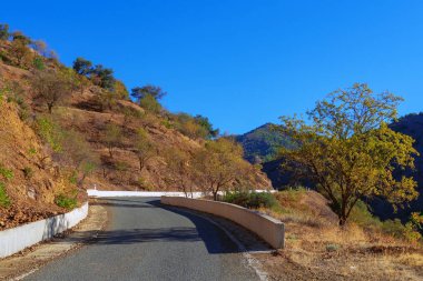 Asfalt yol tehlikeli dönüş ile dağlarda resmini