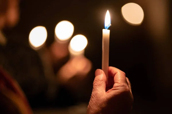 Άνθρωποι Που Χειρίζονται Κεριά Στα Χέρια Χριστουγέννων Και Της Λουκίας — Φωτογραφία Αρχείου