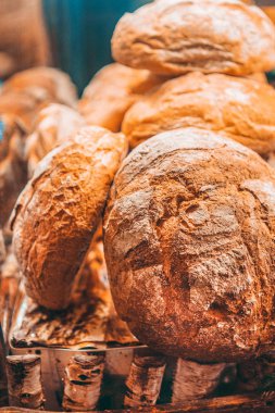 Polonya, Gdansk gece markette taze pişmiş ekmek