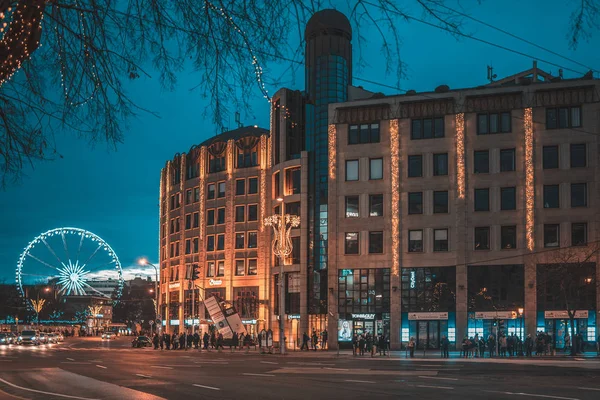 BUDAPEST, UNGHERIA - 31 dicembre 2018: Strada notturna con luci di Natale e ruota panoramica sullo sfondo — Foto Stock