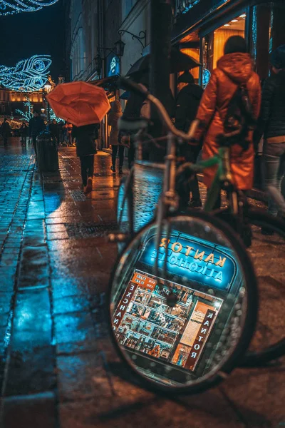 Danzica, Polonia - 3 gennaio 2019: Immagine di una bicicletta con specchio sulla ruota sulla strada di notte — Foto Stock