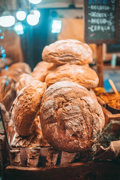Pan recién horneado en el mercado nocturno de Polonia, Gdansk —  Fotos de Stock