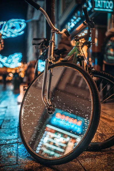 Foto van fiets met spiegel op het wiel op de straat van de nacht — Stockfoto