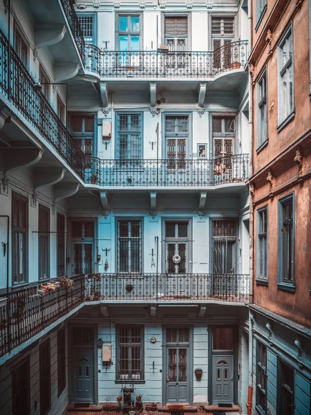 Binnenplaats van oude historische appartement gebouw in de stad van Budapest, Hongarije — Stockfoto