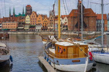 Gdansk, Polonya - Ocak, 2019. Gdansk, Polonya Baltık sahili üzerinde bir liman kenti sokak Motlawa Nehri'nde eski ahşap tekne Park.