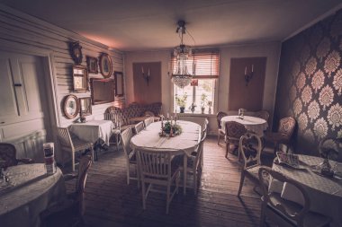 Vaxjo, Seden - Ekim, 2018: Vintage mobilya, dekor içinde kültürel çevre geri için 15. yüzyıldan kalma güzel bir konuma klasik Bergkvara Tantens Cafe.