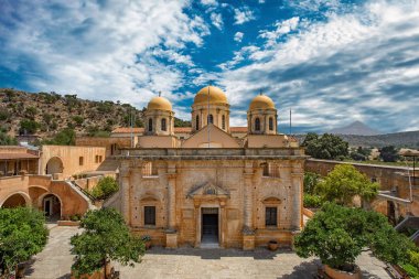 Chania, Yunanistan - Ağustos 2018: Girit, Yunanistan adada Chania bölgedeki Tsagaroli Agia Triada Manastırı.