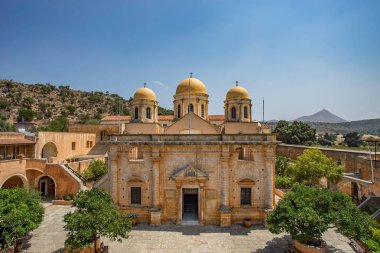 Chania, Yunanistan - Ağustos 2018: Girit, Yunanistan adada Chania bölgedeki Tsagaroli Agia Triada Manastırı.