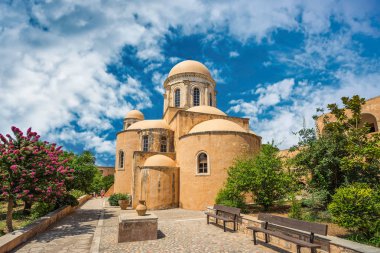 Chania, Yunanistan - Ağustos 2018: Girit, Yunanistan adada Chania bölgedeki Tsagaroli Agia Triada Manastırı.