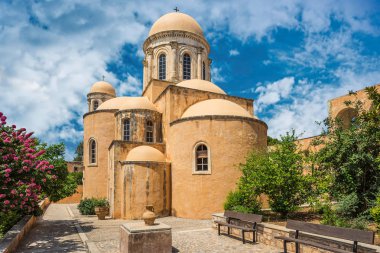Chania, Yunanistan - Ağustos 2018: Girit, Yunanistan adada Chania bölgedeki Tsagaroli Agia Triada Manastırı.