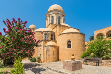 Chania, Yunanistan - Ağustos 2018: Girit, Yunanistan adada Chania bölgedeki Tsagaroli Agia Triada Manastırı.