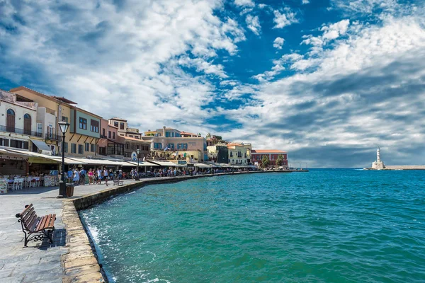 Chania, Grécia - agosto de 2018: Antigo porto veneziano de Chania, em Creta, Grécia. Chania é a segunda maior cidade de Creta e a capital da unidade regional de Chania . — Fotografia de Stock