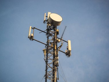 3g, 4g ve 5g hücresel. Baz istasyonu veya temel alıcı verici istasyonu. Telekomünikasyon kulesi. Kablosuz iletişim anten verici. Telekomünikasyon kule mavi gökyüzü karşı antenler ile.