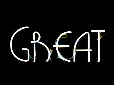 Neon büyük beyaz renk işareti siyah arka plan ile izole