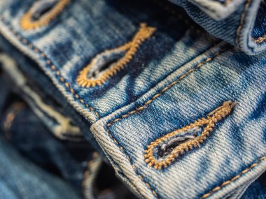 Canlı mavi yakın kemer denim Jeans ile çift dikiş ve metal çivinin düğme görüntüsünü takım