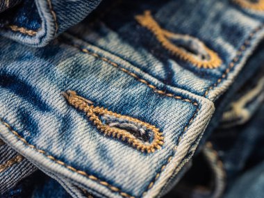 Canlı mavi yakın kemer denim Jeans ile çift dikiş ve metal çivinin düğme görüntüsünü takım