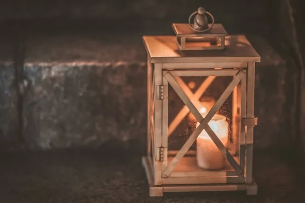Osamělý votivní svíčka stojící na náhrobek a vypalování. — Stock fotografie